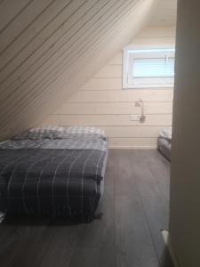 ein Schlafzimmer mit einem Bett in einem Zimmer in der Unterkunft Verknės slėnis in Aukštadvaris