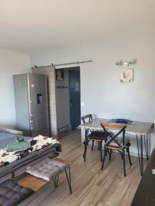 pokój ze stołem i krzesłami oraz kuchnią w obiekcie studio agay a 2 pas des plages w miejscowości Saint-Raphaël