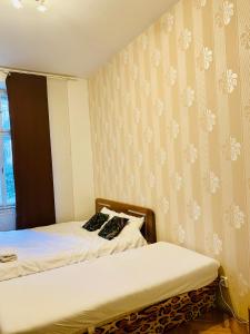 Ліжко або ліжка в номері Hotel Room in Praha 2 Square