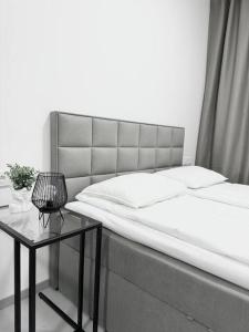um quarto com uma cama grande e uma mesa em NEW Modern Large Apartment in New Town 3BDR em Praga