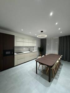eine Küche mit einem Holztisch und einem Esszimmer in der Unterkunft NEW Modern Large Apartment in New Town 3BDR in Prag