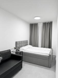 ein Schlafzimmer mit einem großen Bett und einem Sofa in der Unterkunft NEW Modern Large Apartment in New Town 3BDR in Prag