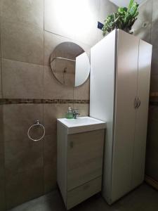 ein Badezimmer mit Waschbecken und Spiegel in der Unterkunft Casa vacacional LUNA DE MAR in Santa Clara del Mar + 34 Fotos