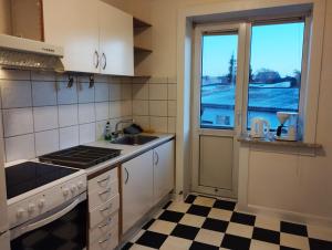 (Id022) Strandby Kirkevej 270 1 th في إيسبيرغ: مطبخ مع موقد ومغسلة ونافذة
