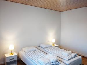 two beds in a room with two lamps at (Id022) Strandby Kirkevej 270 1 th in Esbjerg