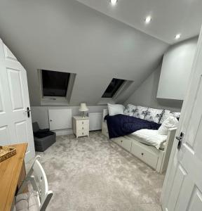 um pequeno quarto com uma cama e uma televisão em Adam’s Place, Watford WD17 2PY (near Harry Potter) em Watford