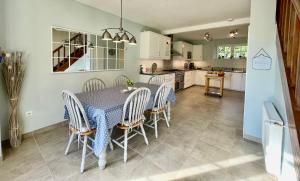 a kitchen and dining room with a table and chairs at Maison Mariela in Luzech