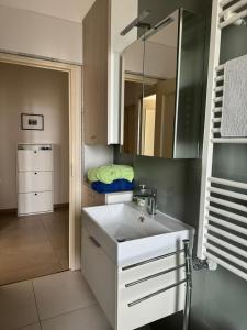 un bagno con lavandino, specchio e letto di Nomadi Sedentari - Matera a Matera