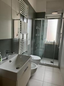 Nomadi Sedentari - Matera في ماتيرا: حمام مع حوض ومرحاض ودش