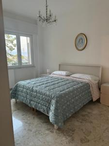 Nomadi Sedentari - Matera في ماتيرا: غرفة نوم بسرير وساعة على الحائط