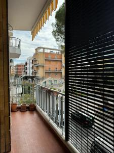 Nomadi Sedentari - Matera في ماتيرا: شرفة مطلة على المدينة من النافذة