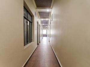 an empty corridor in an office building with a long hallway at OYO Hotel Samrat in Kānpur