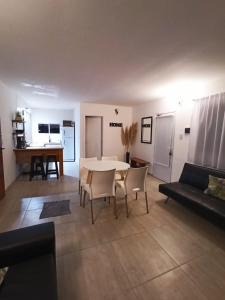 a living room with a table and a couch at Casa vacacional LUNA DE MAR in Santa Clara del Mar