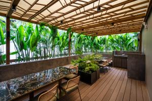 een restaurant met tafels en stoelen op een houten terras bij Luxury Apartment with Saigon River View - Zenity in Ho Chi Minh-stad