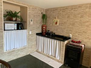 a kitchen with a stove and a counter top at Studio do Wander in Amparo