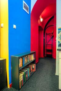 biblioteka z półką pełną książek w obiekcie The Book Nest w Lublanie