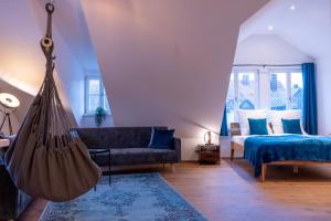 una sala de estar con una hamaca en una habitación en Ruhig und Zentral an der Donau, en Ulm