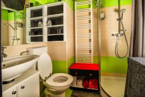 een badkamer met een toilet, een wastafel en een douche bij The Book Nest in Ljubljana