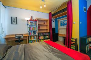 una camera con un letto e una libreria con libri di The Book Nest a Lubiana