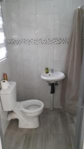 y baño con aseo y lavamanos. en Russell's Rest Rooms en Johannesburgo