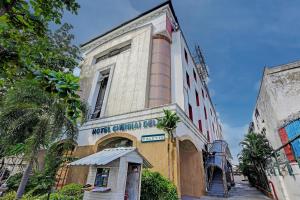 um edifício com uma casa de cão em frente em Palette - Chennai Deluxe Koyambedu em Chennai