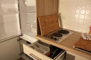un frigorifero aperto con piano cottura di Hasen Apartment Lingen a Lingen