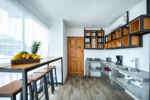 a kitchen with a counter with a bowl of fruit on it at Hotel Bamboo in Jacó