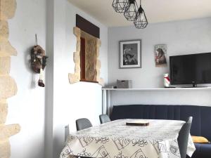 Televízia a/alebo spoločenská miestnosť v ubytovaní Appartement cosy avec parking, plein sud - 3 pièces, 7 Rue Jean Calvet - FR-1-580-84
