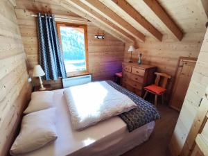 1 dormitorio en una cabaña de madera con cama y escritorio en Chalet Isola 2000, 3 pièces, 6 personnes - FR-1-292-193, en Isola