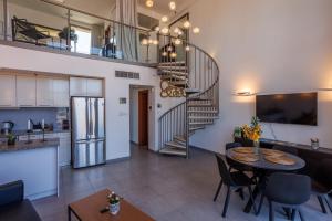 cocina y sala de estar con escalera de caracol en Neve Tsedek 2BR Apartment By Nimizz, en Tel Aviv