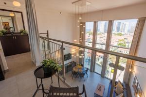 een kamer met een balkon met een tafel en stoelen bij Neve Tsedek 2BR Apartment By Nimizz in Tel Aviv