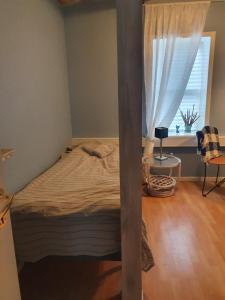 a bed in a room with a window at Bøelgaarden in Gørding