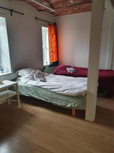 ein Schlafzimmer mit einem Bett in einem Zimmer in der Unterkunft Bøelgaarden in Gørding