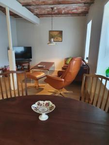 ein Wohnzimmer mit einem Tisch und Stühlen sowie ein Esszimmer in der Unterkunft Bøelgaarden in Gørding