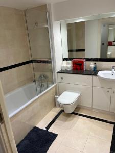 ロンドンにあるRoom with Private Bathroom Royal Victoria Excel O2 Arena Londonのバスルーム(トイレ、洗面台、シャワー付)