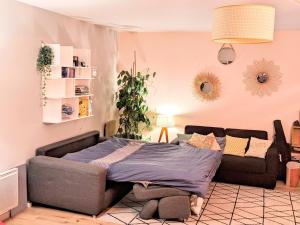 Cama ou camas em um quarto em Grand et charmant appartement familial, 3 chambres, et moderne avec grand jardin et parking privatif aux portes de Paris
