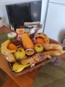 a basket of fruit and vegetables on a table at Casa las montañas de Anaga in Las Lagunas