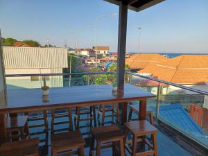 a table and chairs on a balcony with a view at Habor House by Koh Larn Riviera in Ko Larn