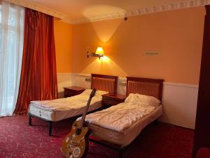 Łóżko lub łóżka w pokoju w obiekcie Royal Hotel and SPA Geneva