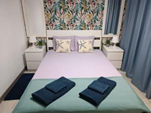 una camera con un letto con due cuscini sopra di Apartamento Soleado a Los Abrigos