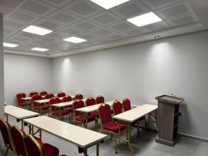 a classroom with tables and chairs and a podium at MARASIUM SUITES in Kahramanmaraş