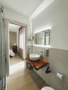 La salle de bains est pourvue d'un lavabo et d'un miroir. dans l'établissement Villacolle Visso, à Visso