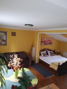 - un salon avec un lit et un canapé dans l'établissement Natura Airport Apartment, à Belgrade