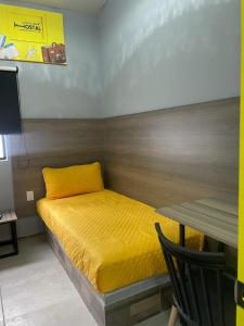Letto o letti in una camera di CHECK INN HOSTAL AEROPUERTO GDL