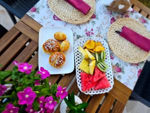 une table contenant des assiettes de nourriture et des paniers dans l'établissement Dimora Sole del Sud, à Ugento