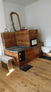 a wicker sink in a room with a wooden floor at Rodinná chata v rekreačnej oblasti DRIENICA in Sabinov