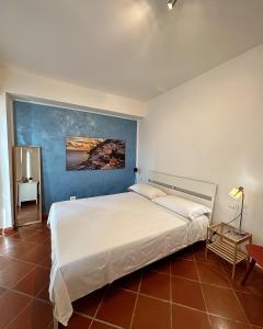una camera da letto con un letto e un dipinto sul muro di Motel Del Grosso a Eboli