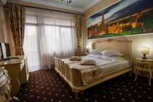 Schlafzimmer mit einem Bett mit Wandgemälde in der Unterkunft Hotel Royal in Râmnicu Vâlcea
