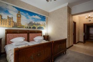 Schlafzimmer mit einem Bett mit Wandgemälde in der Unterkunft Hotel Royal in Râmnicu Vâlcea