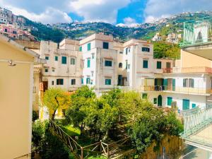 vista su una città con edifici e alberi di Floral Holiday a Minori